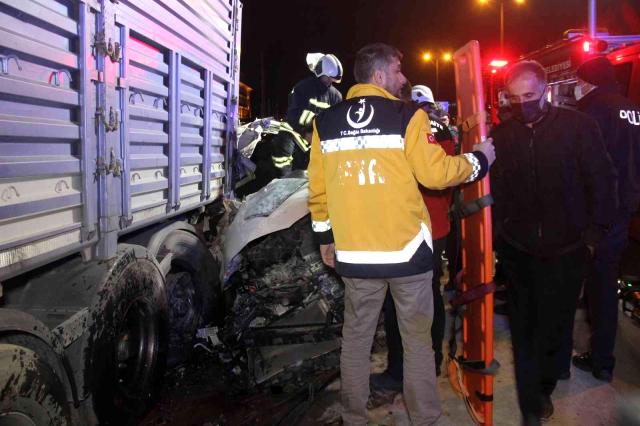 Tırın altına giren otomobil kağıt gibi ezildi: 3 ölü