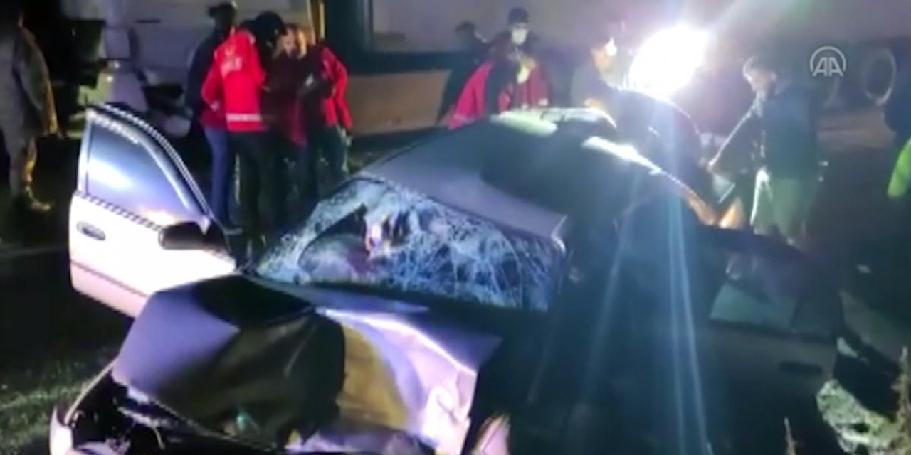Bitlis'te otomobil tıra çarptı: 1 ölü 5 yaralı