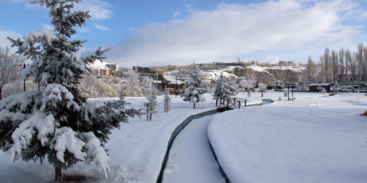 Ardahan’daki Kura Nehri buz tuttu