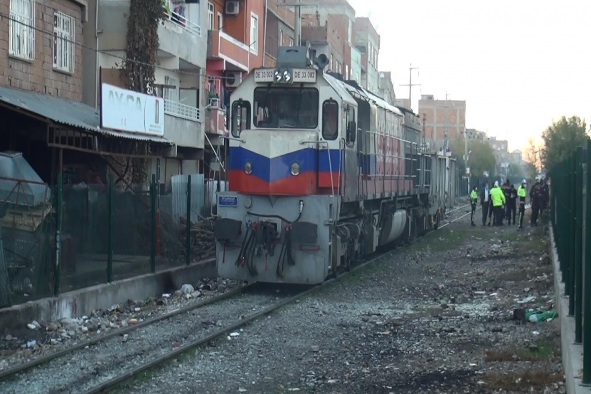 Diyarbakır'da trenin çarptığı 28 yaşındaki genç hayatını kaybetti