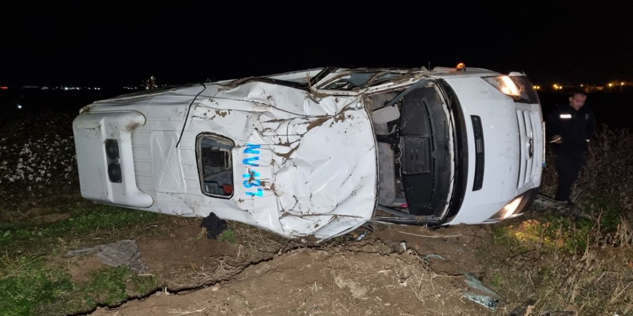Adana'da kaçak göçmenleri taşıyan minibüs, polisten kaçarken devrildi