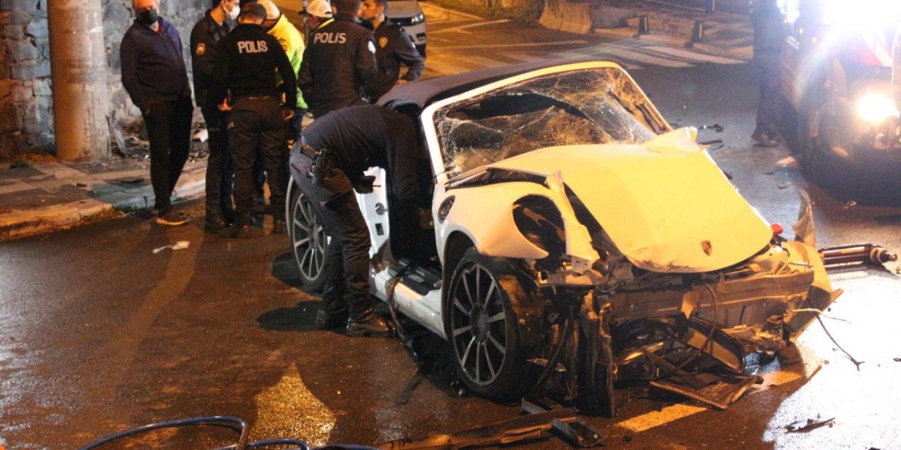 Sarıyer'de lüks otomobil hurdaya döndü: 3 yaralı