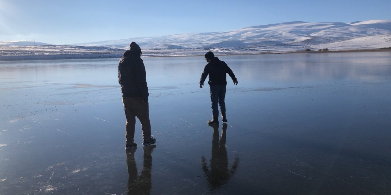 Kars'ta buz tutan Çıldır Gölü, fotoğraf çekenlerin akınına uğradı