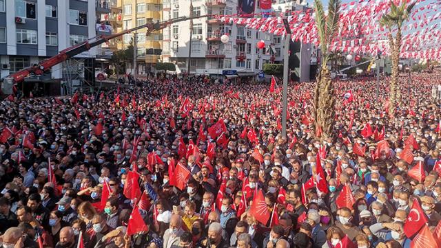 CHP'nin Mersin mitingindeki kalabalık bir vatandaşın balkonundan görüntülendi