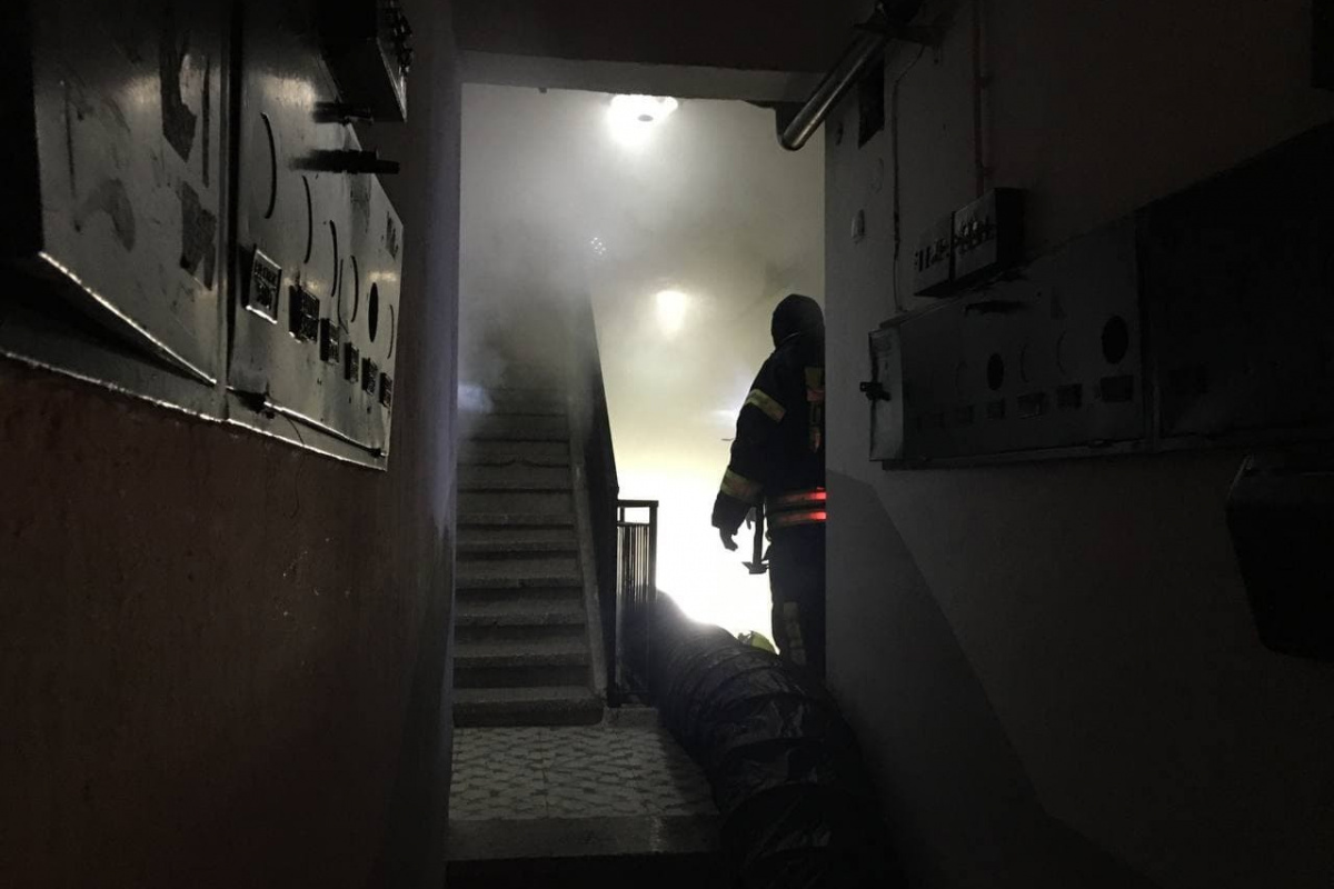 Apartmanı kaplayan yoğun duman vatandaşları sokağa döktü