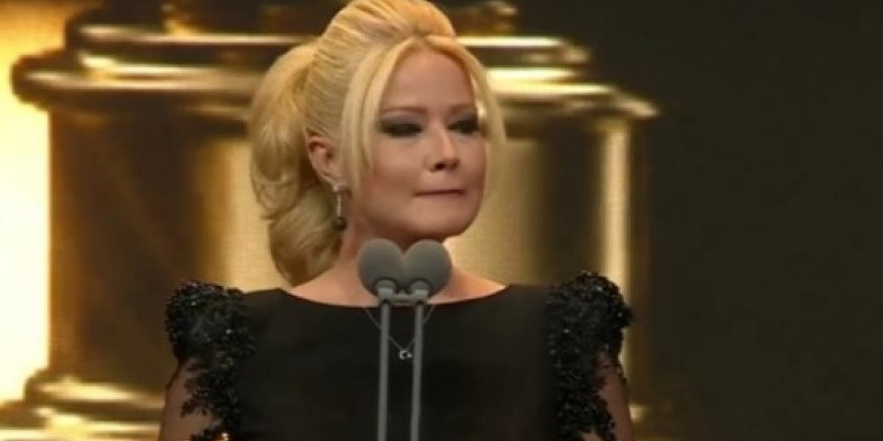 Ödül alan Müge Anlı gözyaşlarını tutamadı