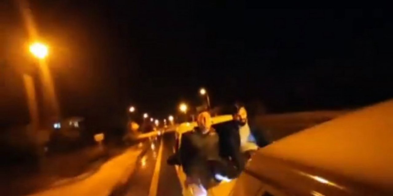 Antalya'da otomobilin kaputuna oturup, ayakları ile öndeki aracı iteklediler