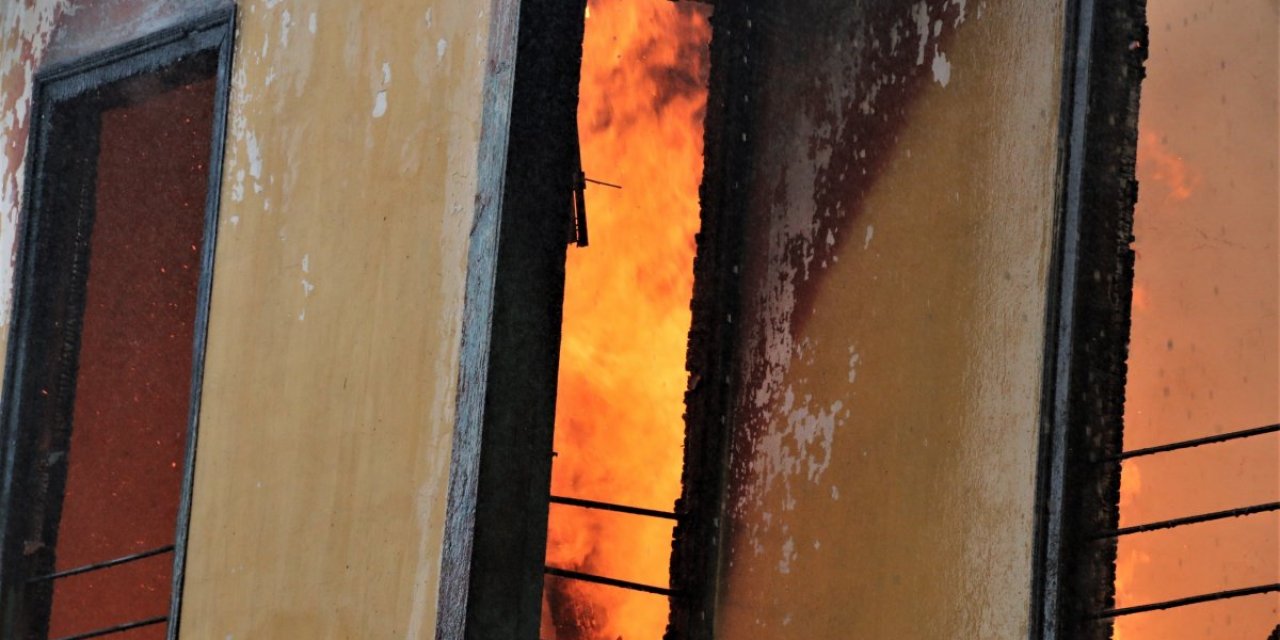 Antalya'da yanan binadan atlayarak kurtuldu