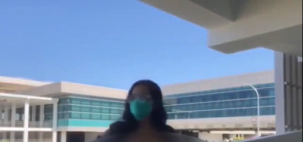 Havalimanında soyunup mastürbasyon yapan genç kadın tutuklandı