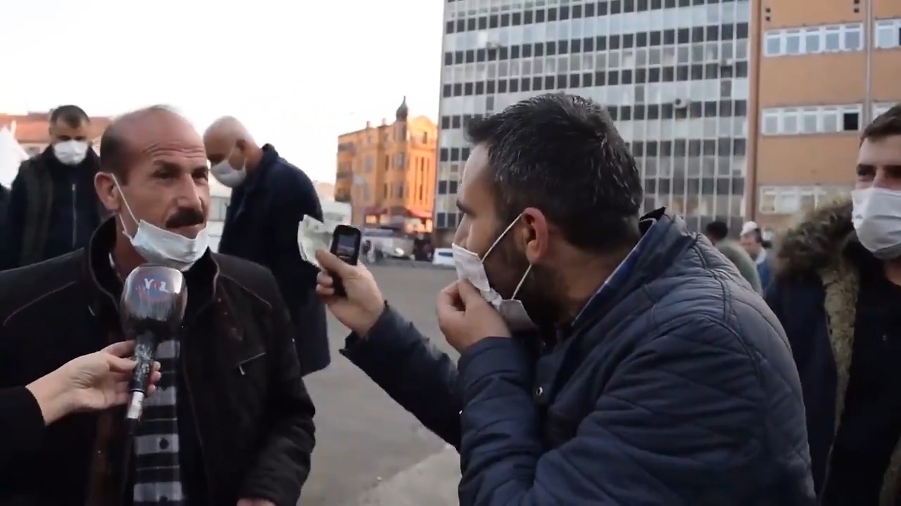 Sokak röportajında gerilim: 'Telefonunu çıkar' diyen adamın ağzına telefonuyla vurdu