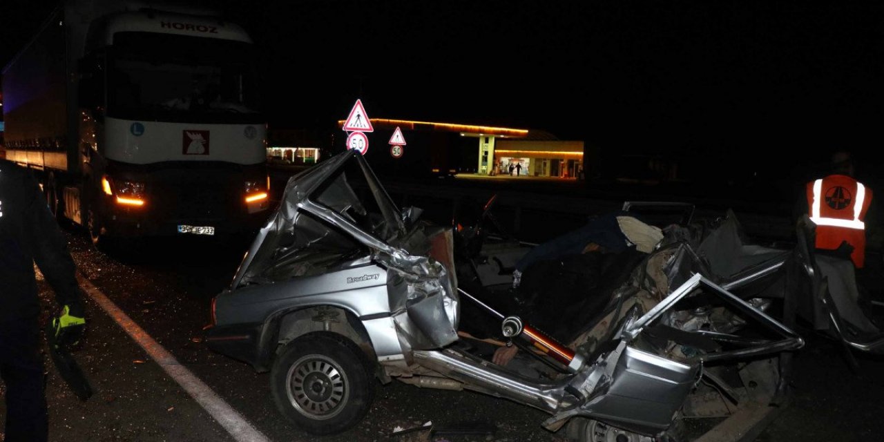 Kayseri'de tır, geri manevra yapan araca vurdu: 2 ölü, 1 yaralı