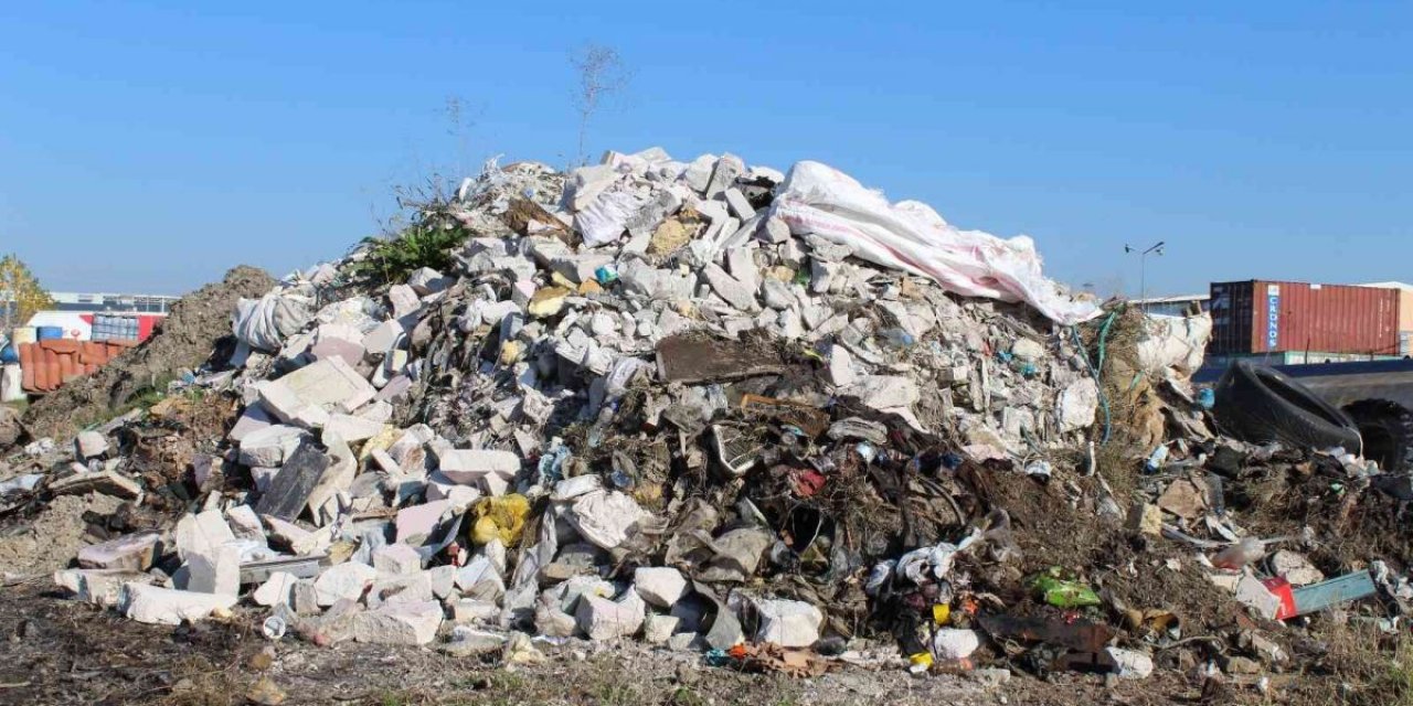 Kocaeli'de sanayi bölgesindeki çöpler, aylardır toplanmıyor