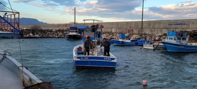 Botla denizdeki odunları almak isterken canından oluyordu