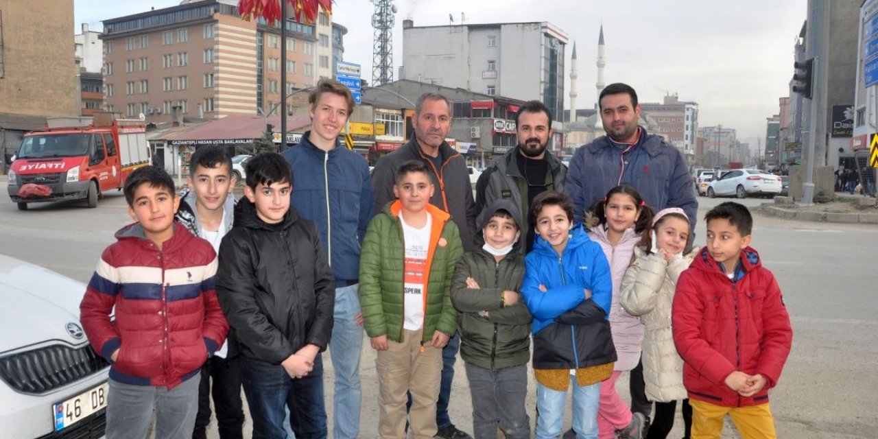 Yüksekovalı çocukların İngilizce tanıtımı, İsviçreli turisti hayran bıraktı