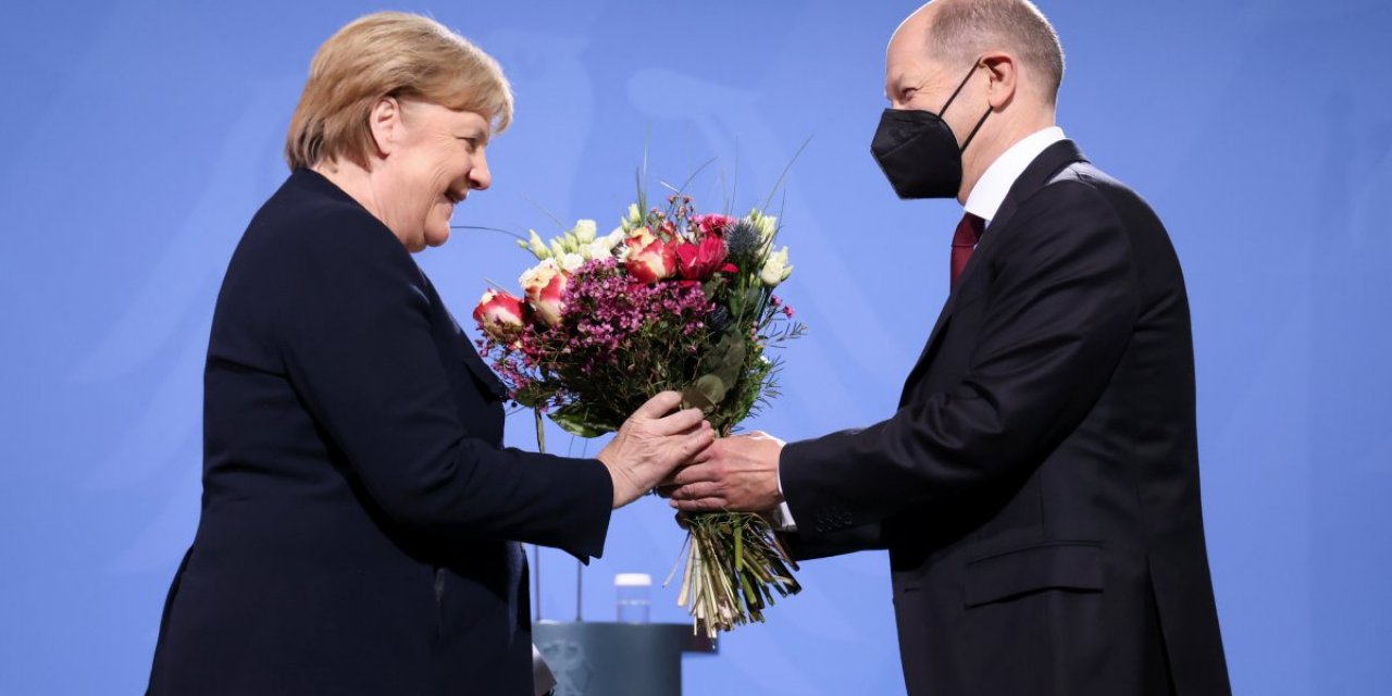 Merkel, başbakanlık görevini Scholz'a devretti