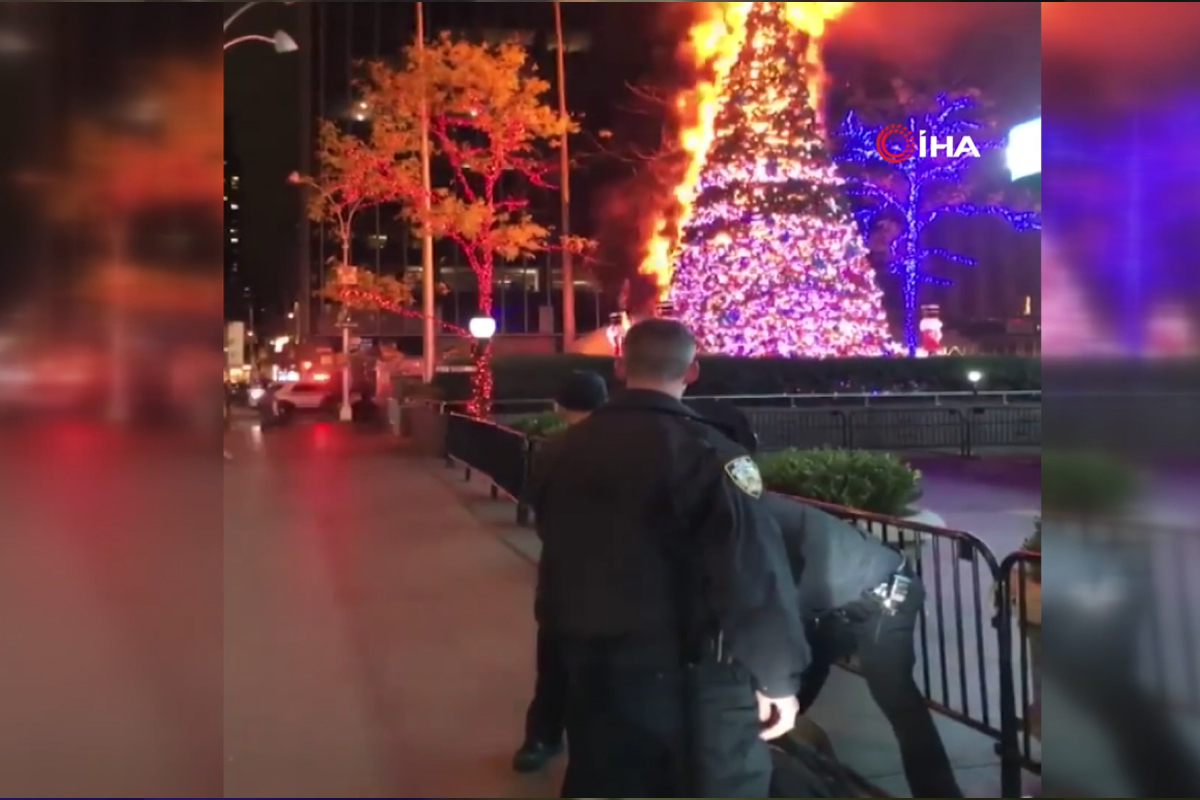 ABD'de 15 metrelik yılbaşı ağacı ateşe verildi