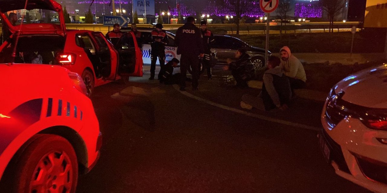 Bursa'da ehliyetsiz sürücü polis aracına vurdu