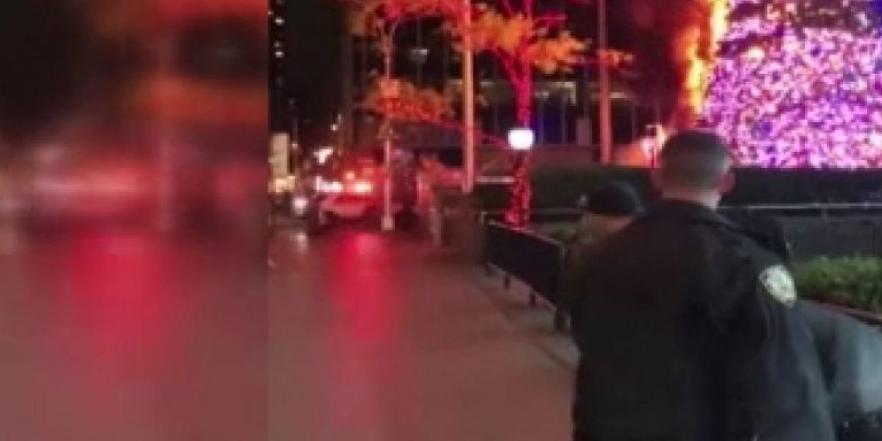 15 metrelik yılbaşı ağacı ateşe verildi