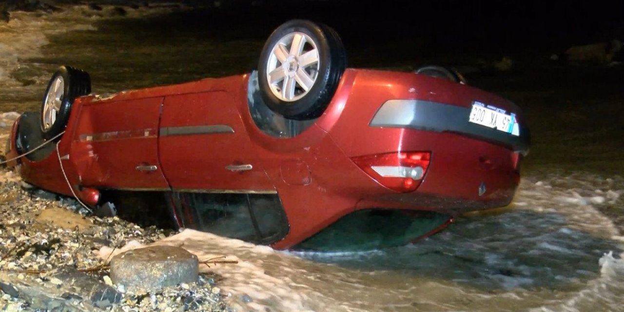 Tuzla'da kontrolden çıkan otomobil denize düştü