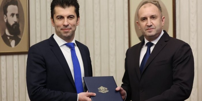 Bulgaristan Cumhurbaşkanı Radev, Hükümeti Kurma Görevini Petkov'a Verdi