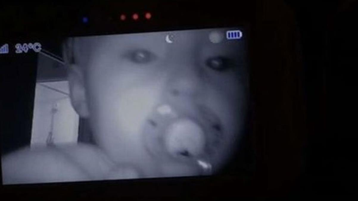 Her gece saat 2'de uyanan bebeklerini takibe alan çift, gördükleri karşısında dehşete düştü!