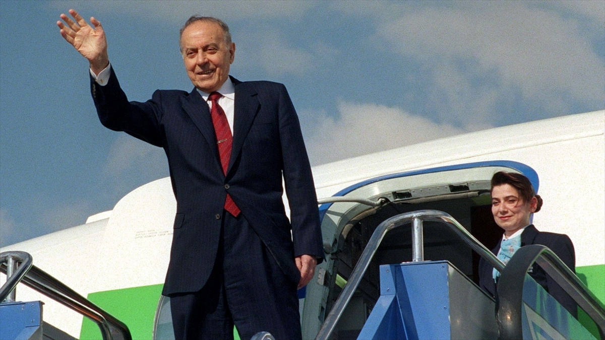 Azerbaycan'ın 'Umummilli Lideri' Haydar Aliyev Vefatının 18. Yılında Anılıyor