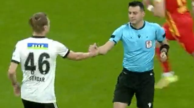 Beşiktaş tribünlerinde alkış tufanı koparan an! Genç futbolcu Serdar Saatçı'dan derslik hareket