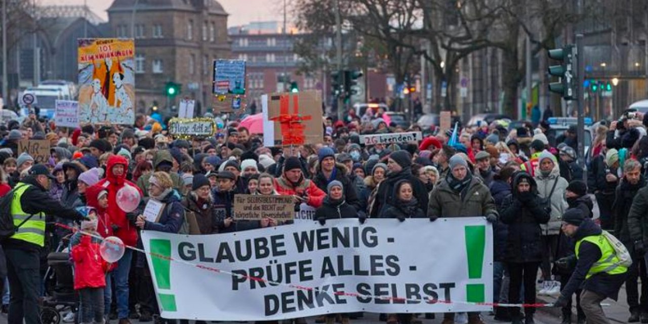 Almanya'da aşı karşıtlarının eyleminde polis sosyal mesafe ölçtü