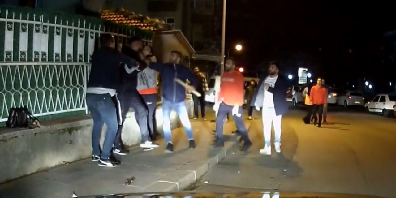 Aksaray'daki laf atma kavgasında sopa, yumruk ve tekmeler havada uçuştu