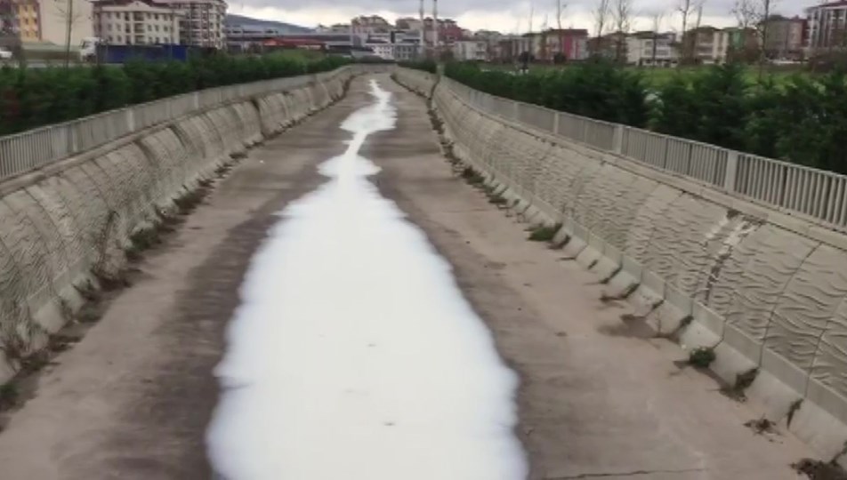 İstanbul'da kimyasal sızıntı: Derenin rengi beyaza döndü