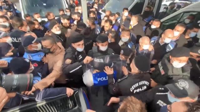 Esenler'de İBB ile Esenler Belediyesi zabıtaları arasında arbede