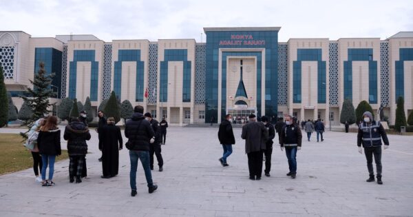 Konya'da aynı aileden 7 kişinin öldürüldüğü saldırının sanıkları hakim karşısında