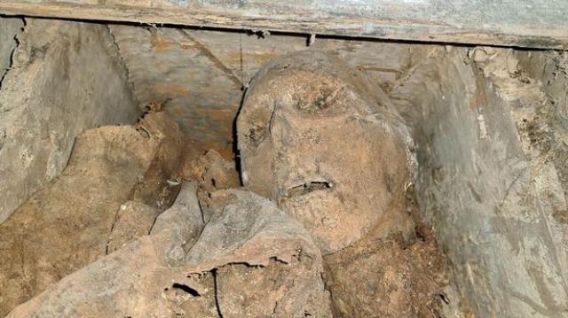 330 yıl önce ölen adamın mezarı kazıldı, karşılarında gördüklerine polisler bile inanamadı