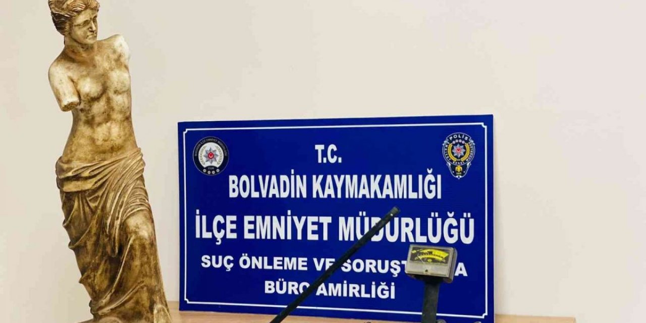 Afyonkarahisar'da polisin bastığı evden 1 metrelik heykel çıktı