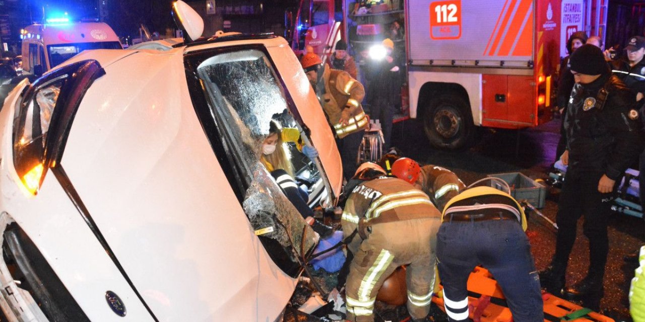 Beşiktaş'ta sürücüsünün kontrolünü kaybettiği otomobil yan yattı: 2 yaralı