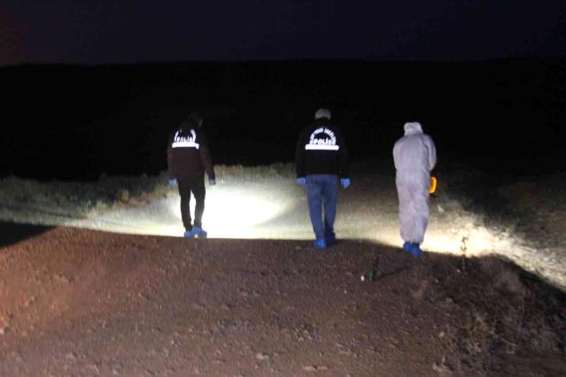 Boş arazide silah ve bıçak darbeleriyle öldürülmüş ceset bulundu