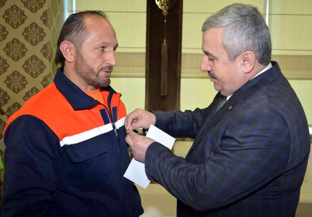 Çöpte bulduğu para dolu çantayı sahibine ulaştırmıştı! İşçinin esrarengiz ölümü merak yarattı