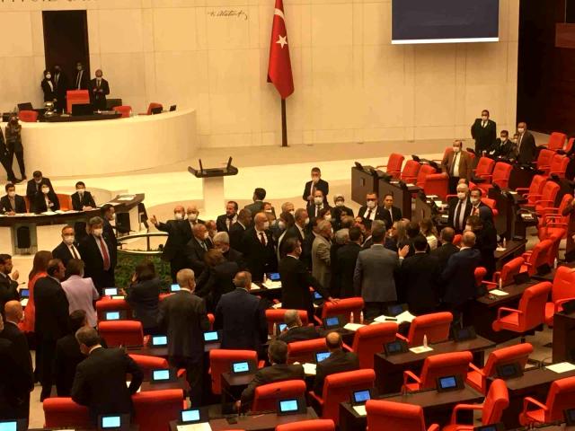 Meclis'te tansiyon hiç düşmüyor! Bu kez kadın vekiller kavga etti