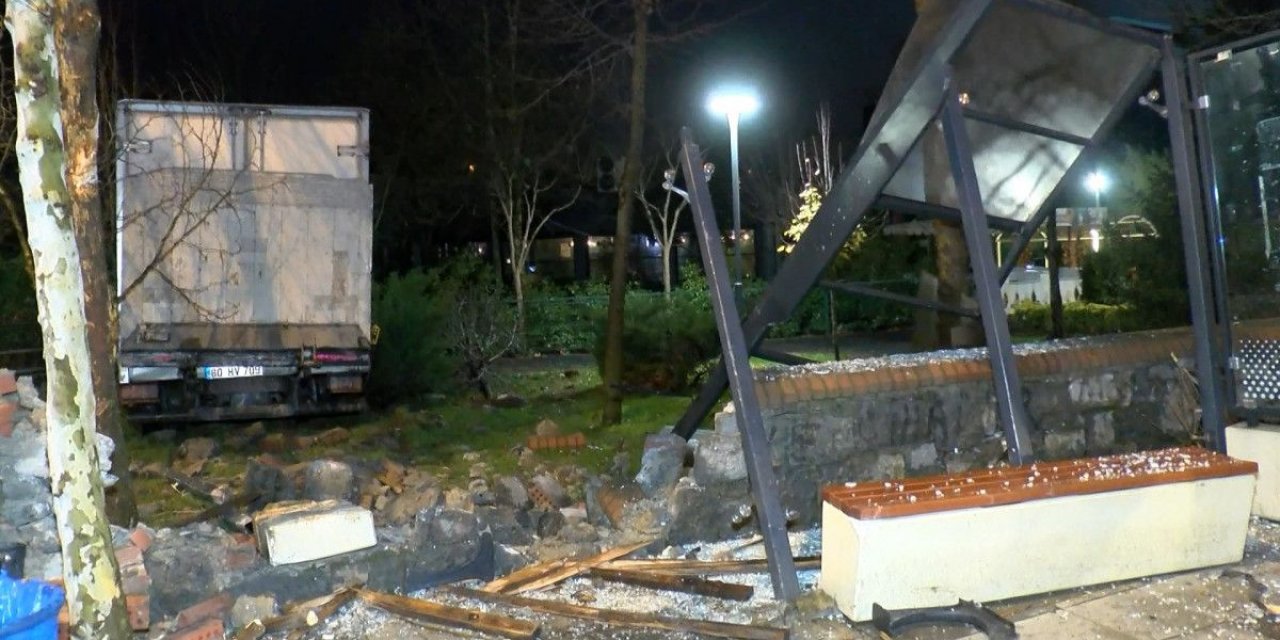 Kartal’da freni boşalan kamyonet, ağacı ve otobüs durağını yıkarak parka daldı