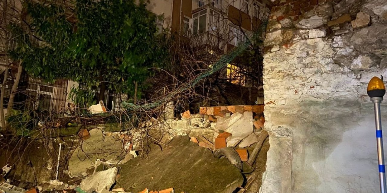Üsküdar'da istinat duvarı çöktü: O anlar