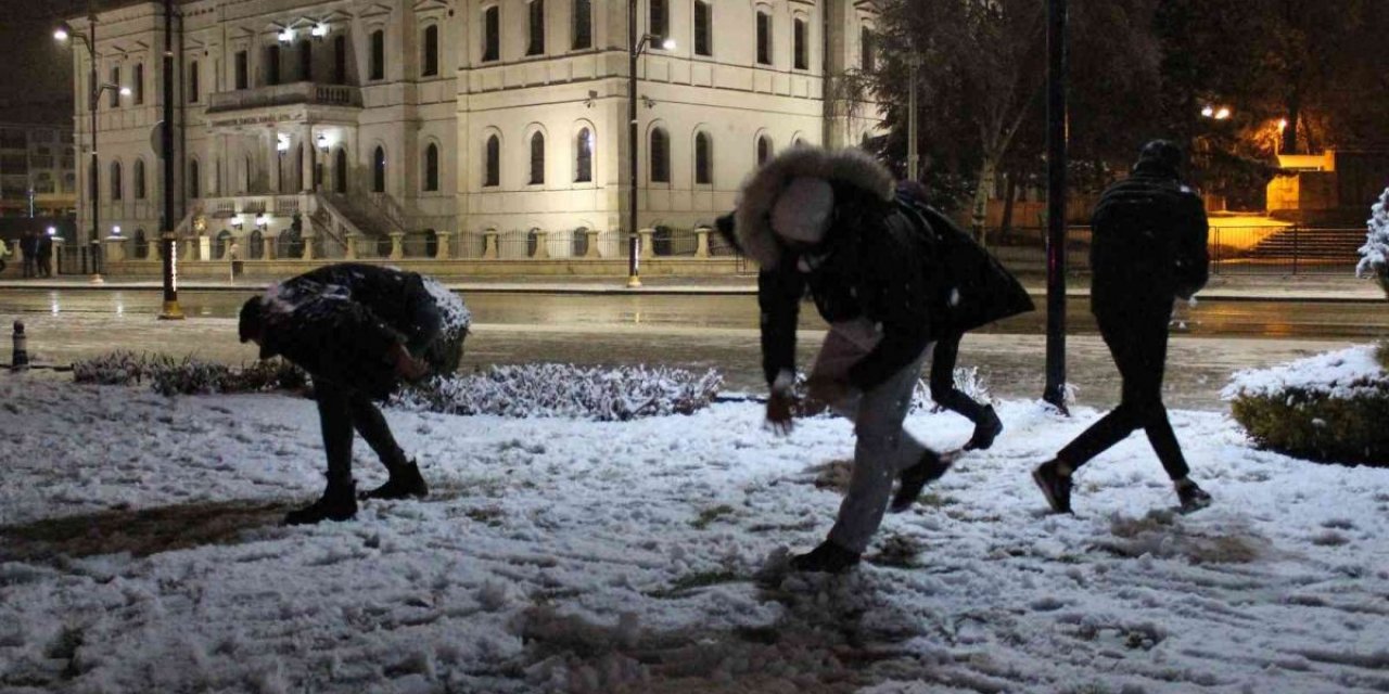 Sivaslılar yağan kar altında eğlendi