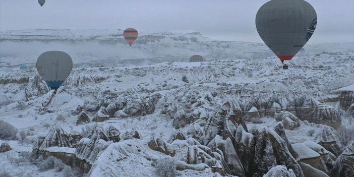 Sıcak Hava Balonları Beyaza Bürünen Peribacaları Üzerinde Süzüldü