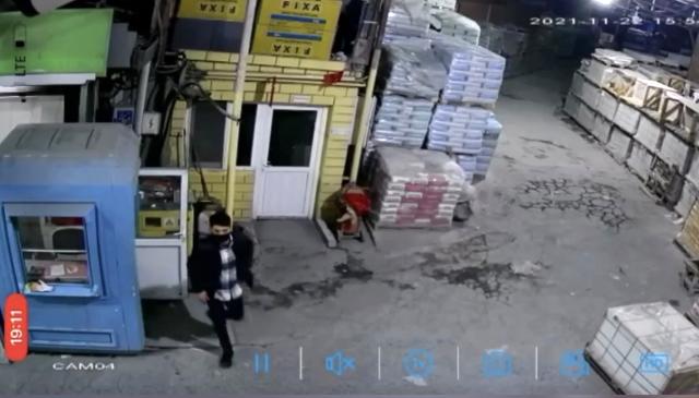 İstanbul'da güpegündüz oto hırsızlığı! Babası haberlerde gördüğü oğlunu yakalattı