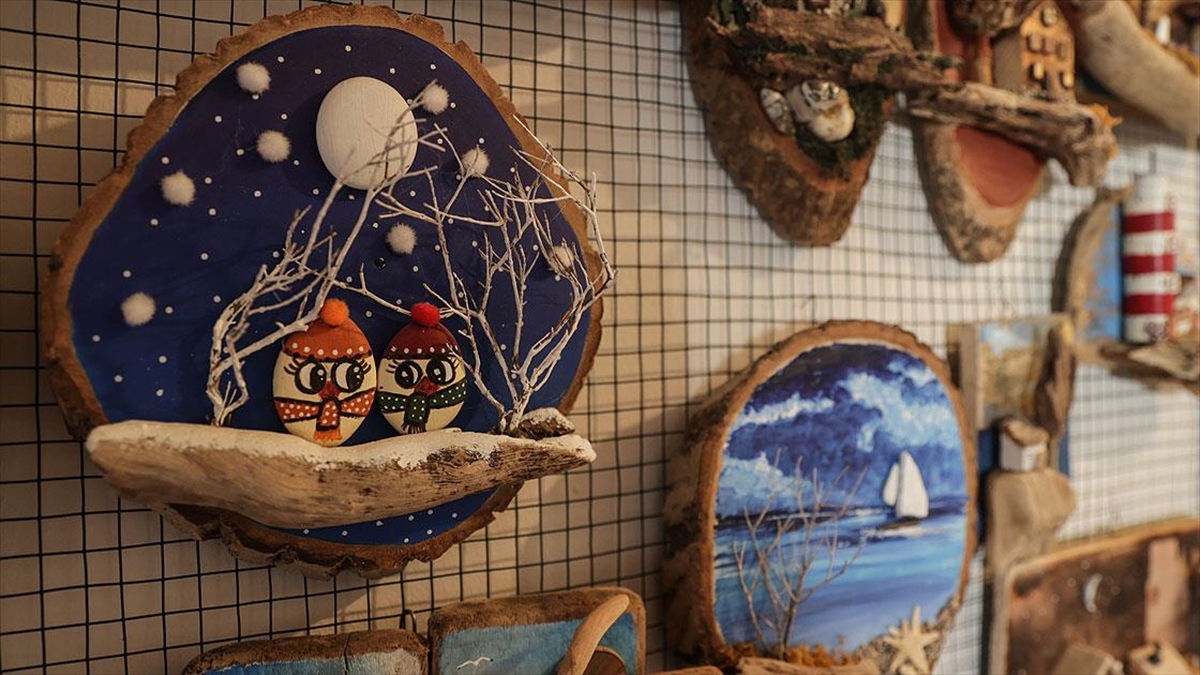 Denizden Topladığı Ağaç Parçalarını Sanat Eserine Dönüştürüyor