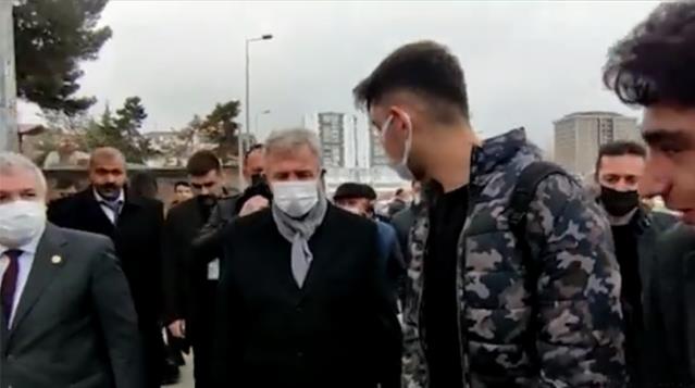 Mansur Yavaş'tan fotoğraf çektirmek isteyen gençlere güldüren cevap: Çıkar telefonunu