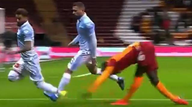 Korkutan kaza! Acılar içerisinde yerde kalan Diagne yürüyemeyecek hale geldi