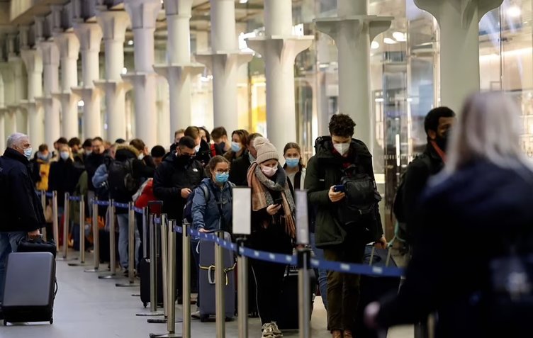 Büyük kaçış başladı! Fransa-İngiltere sınırında dev kuyruklar oluştu