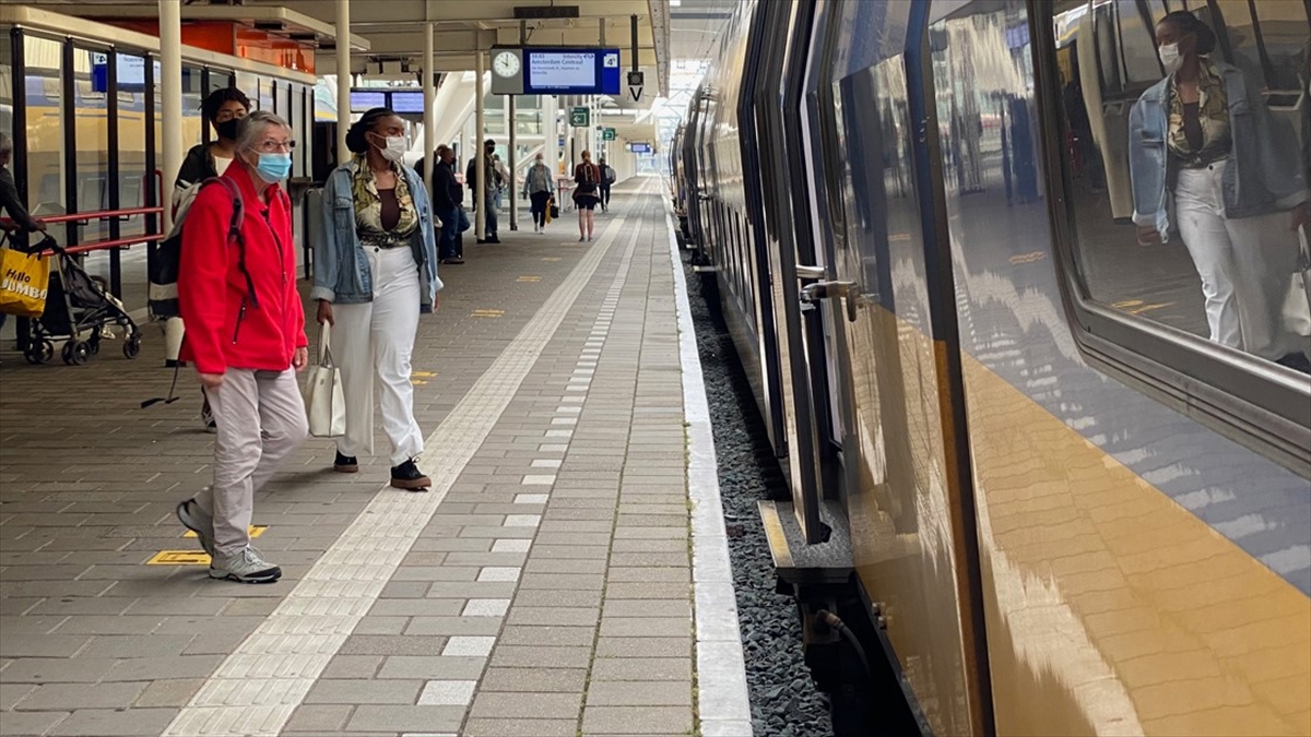 Hollanda'da Omicron Varyantı Nedeniyle 4 Hafta Tam Kapanma Uygulanacak