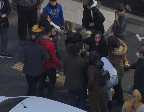 Görüntü Diyarbakır'dan! Öfkeli anne sokakta kızının saçına yapıştı: Yürü gidiyoruz