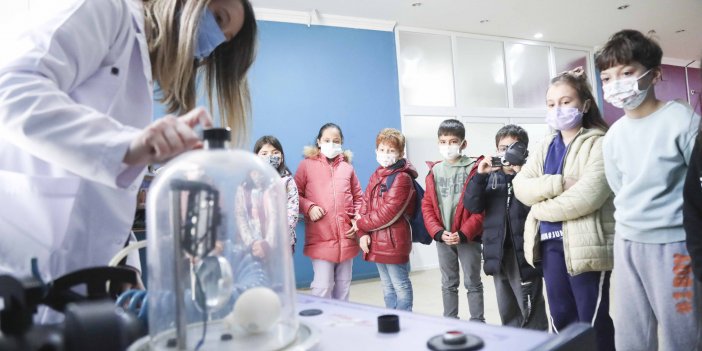 Çocuklar Aydın Büyükşehir Bilim ve Deney ve Deneyevi'nde Yeni Keşiflere Çıkıyor